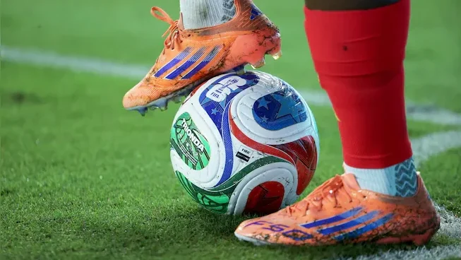 FIFA World Cup 2026 में बढ़ती गर्मी और जलवायु परिवर्तन के कारण खिलाड़ियों के प्रदर्शन पर पड़ने वाले प्रभाव को दर्शाती तस्वीर